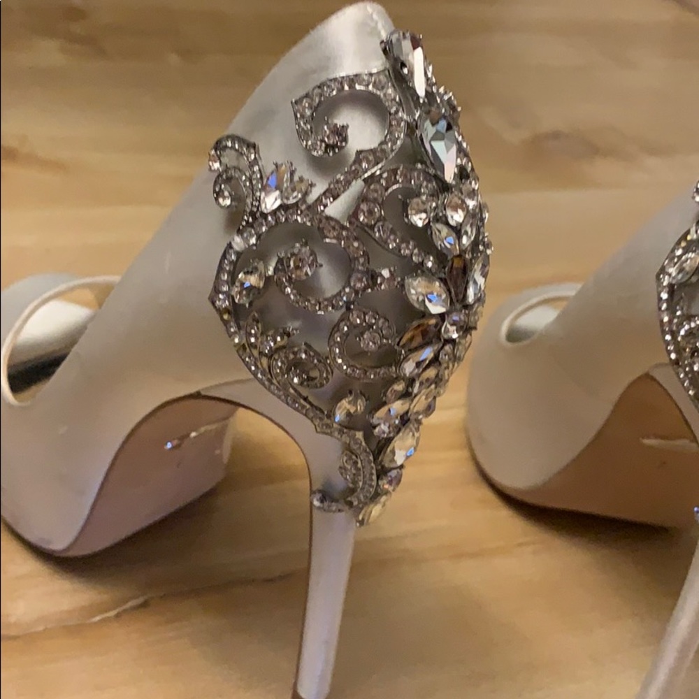 ⚜️Badgley Mischka Kiara royal heels with stones⚜️